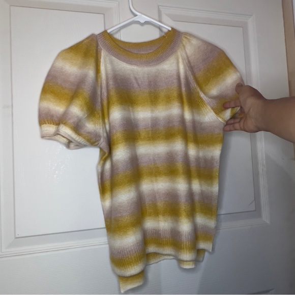 ‼️2/$10‼️ NWT Pop sleeve ombre blouse. - Picture 2 of 6